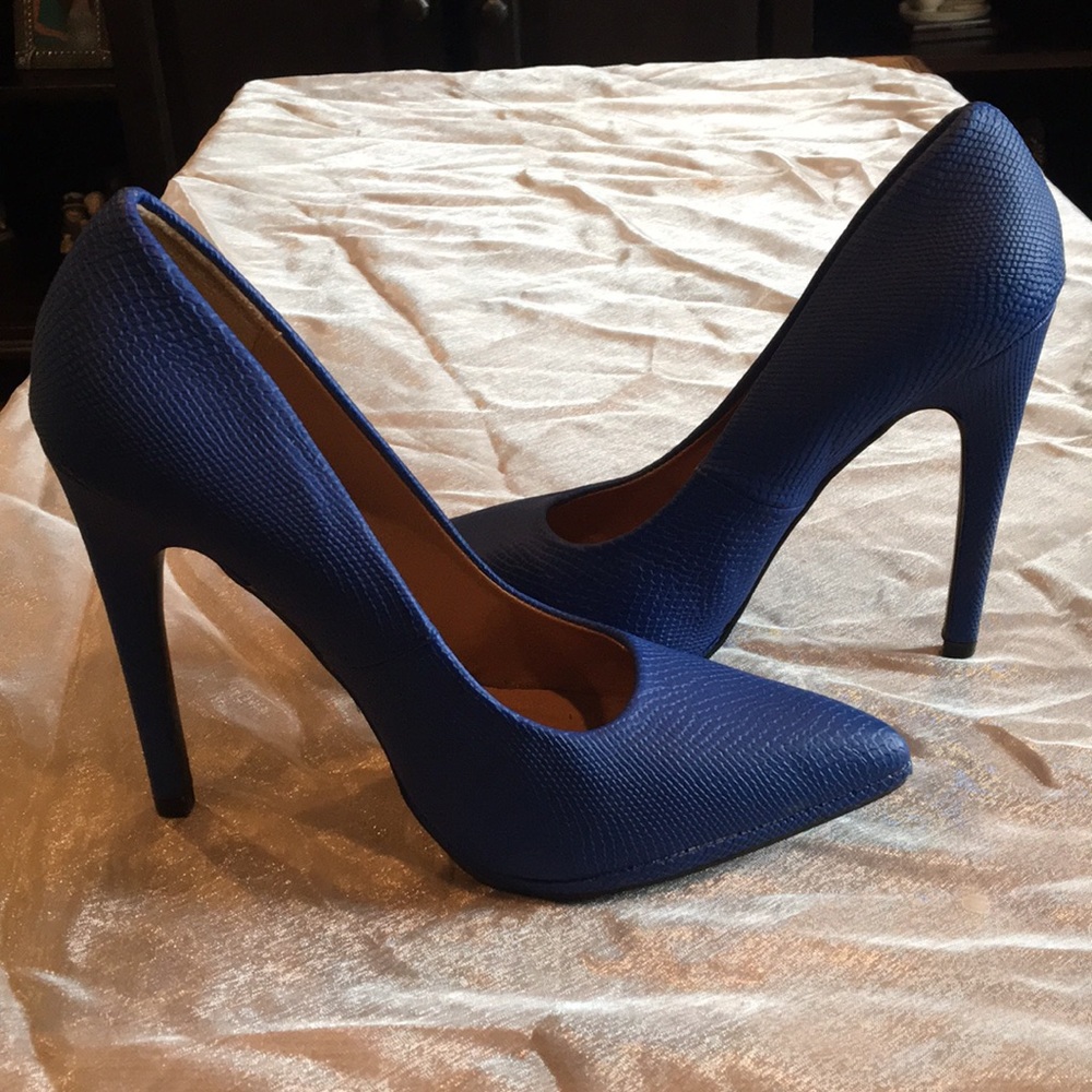 Blue Qupid pumps